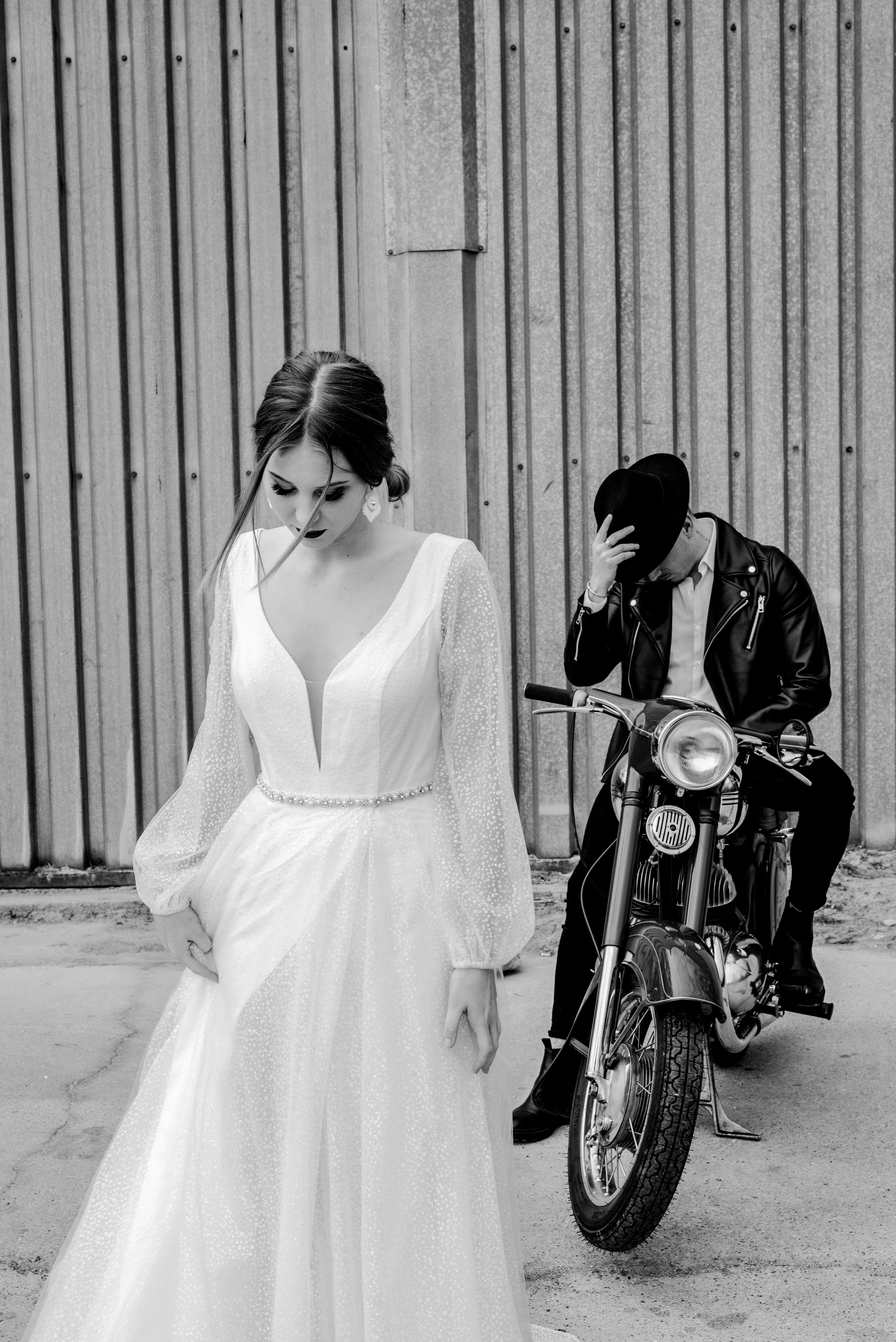 modelka a v pozadí model na motorke