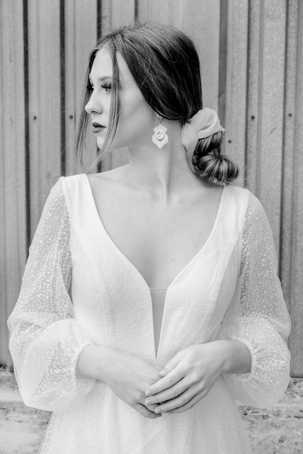 Modelka ktorá nosí svadobné náušnice ALISMA biele