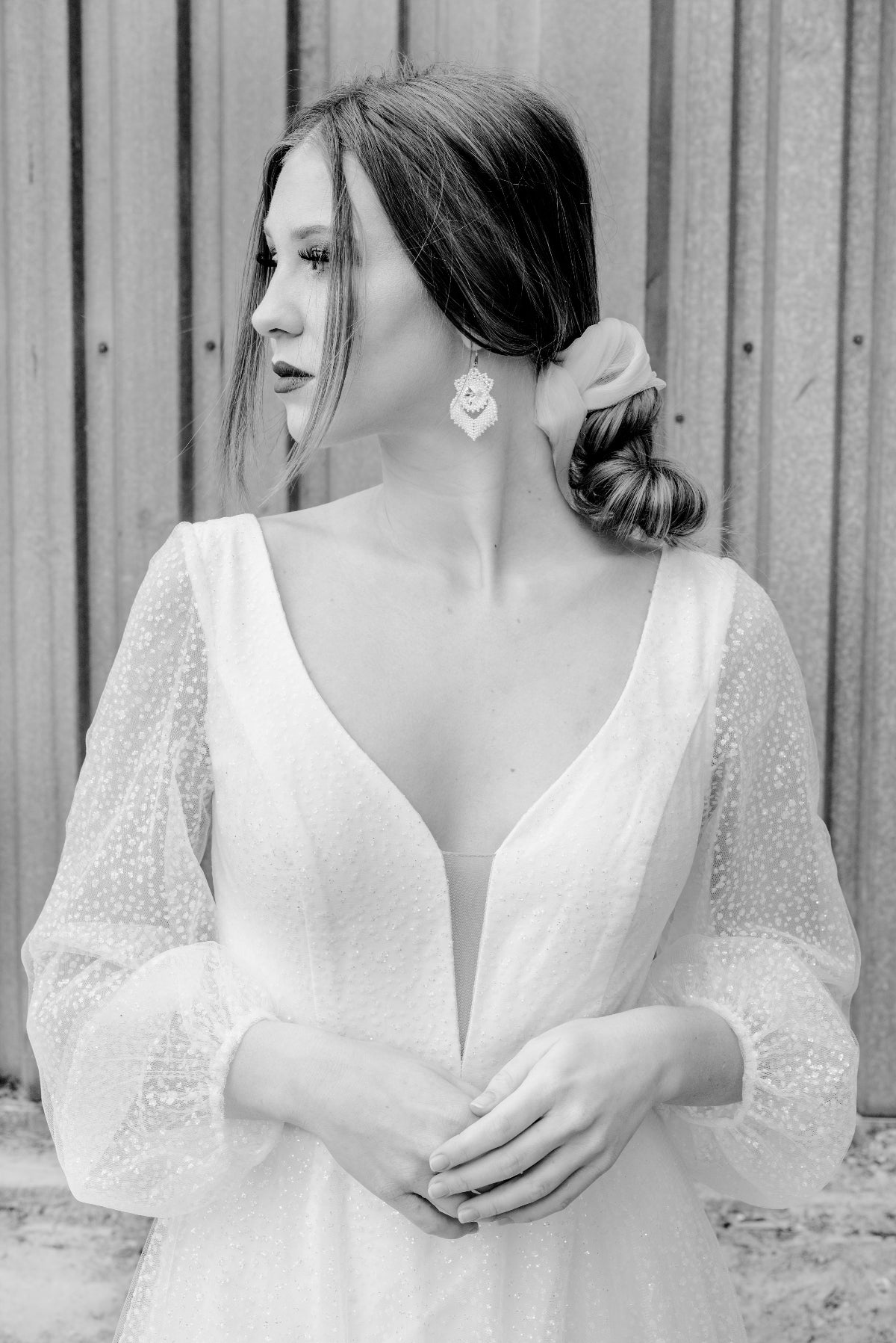 Modelka ktorá nosí svadobné náušnice ALISMA biele