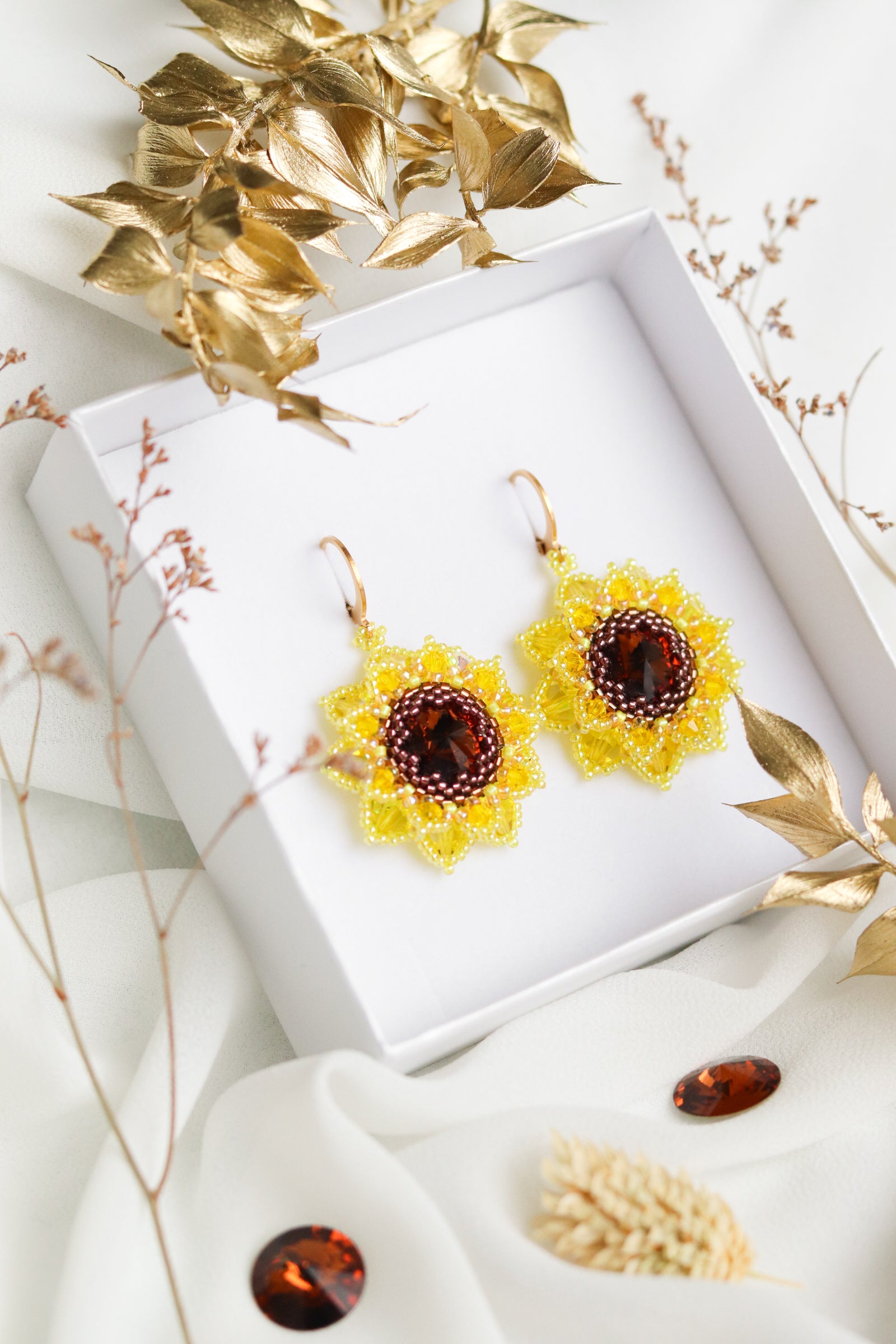 Handmade slovenské náušnice Flora Slnečnice so Swarovski kryštálom a korálkami Miyuki, Lady Bead Jewelry
