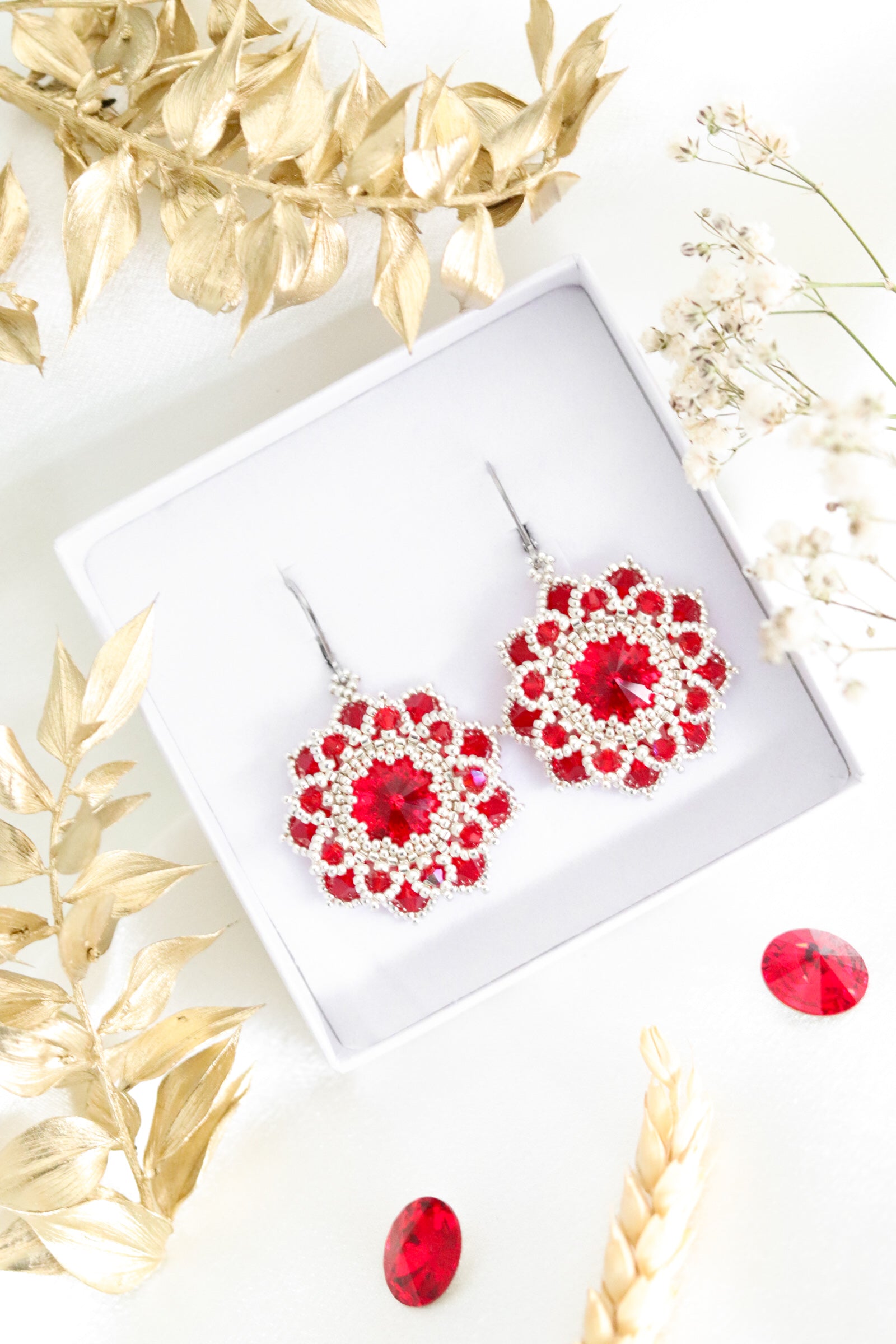 Handmade slovenské náušnice Flora červené so Swarovski kryštálom a korálkami Miyuki, Lady Bead Jewelry
