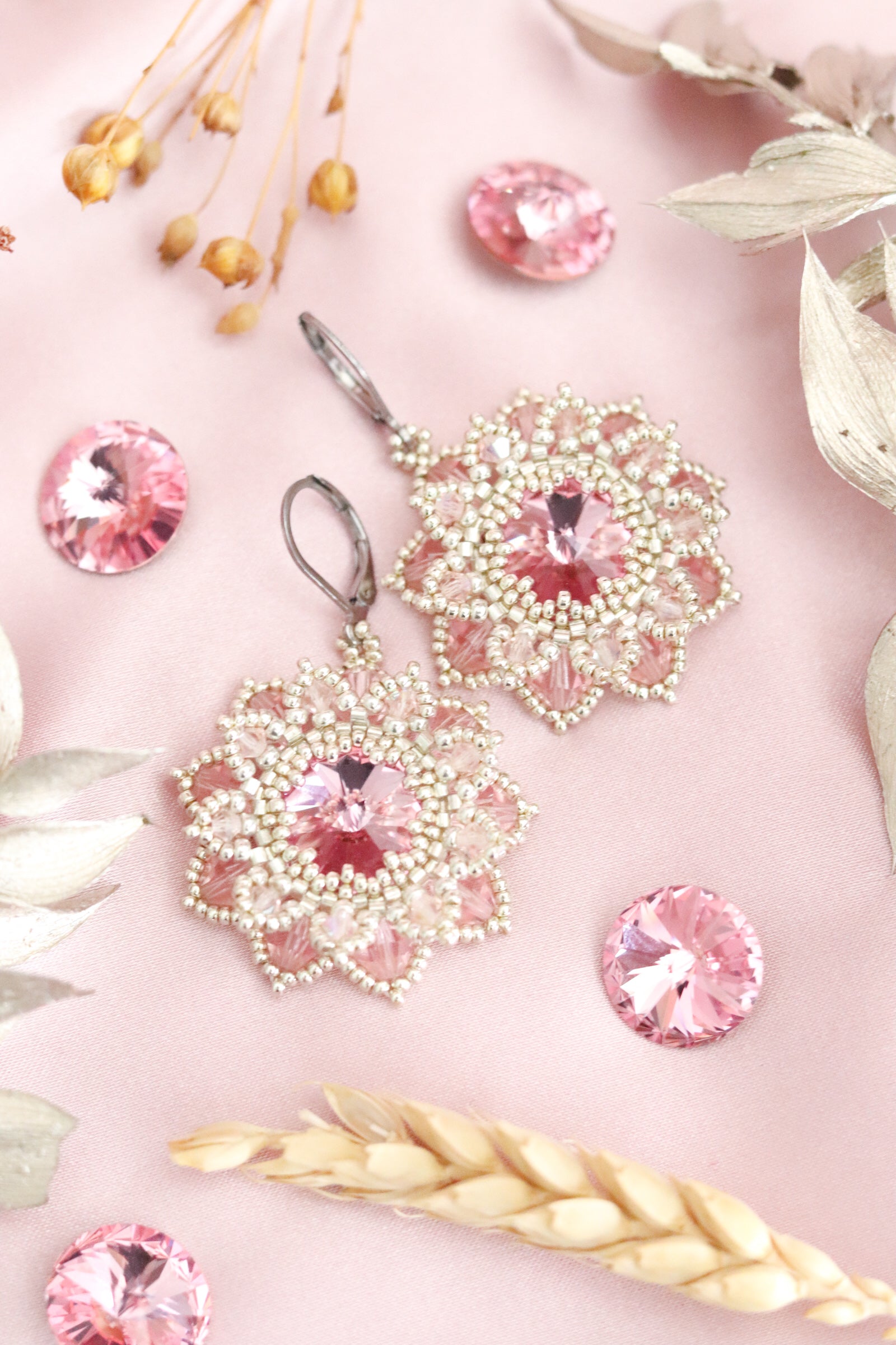 Handmade slovenské náušnice Flora ružové so Swarovski kryštálom a korálkami Miyuki, Lady Bead Jewelry