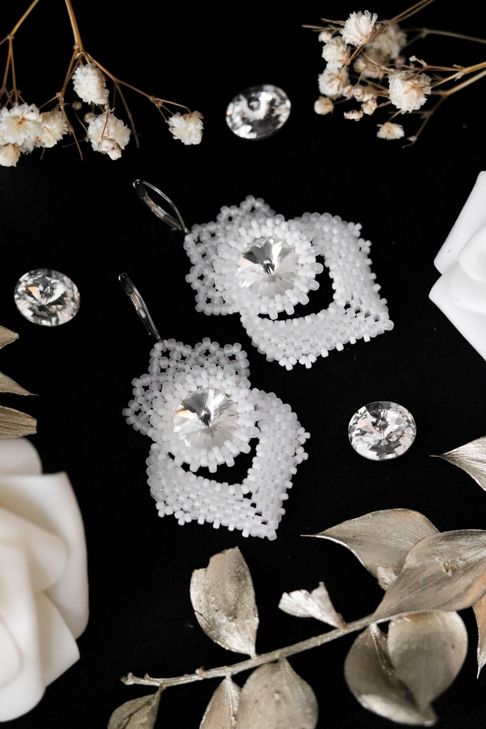 Svadovné náušnice "Alisma" biele