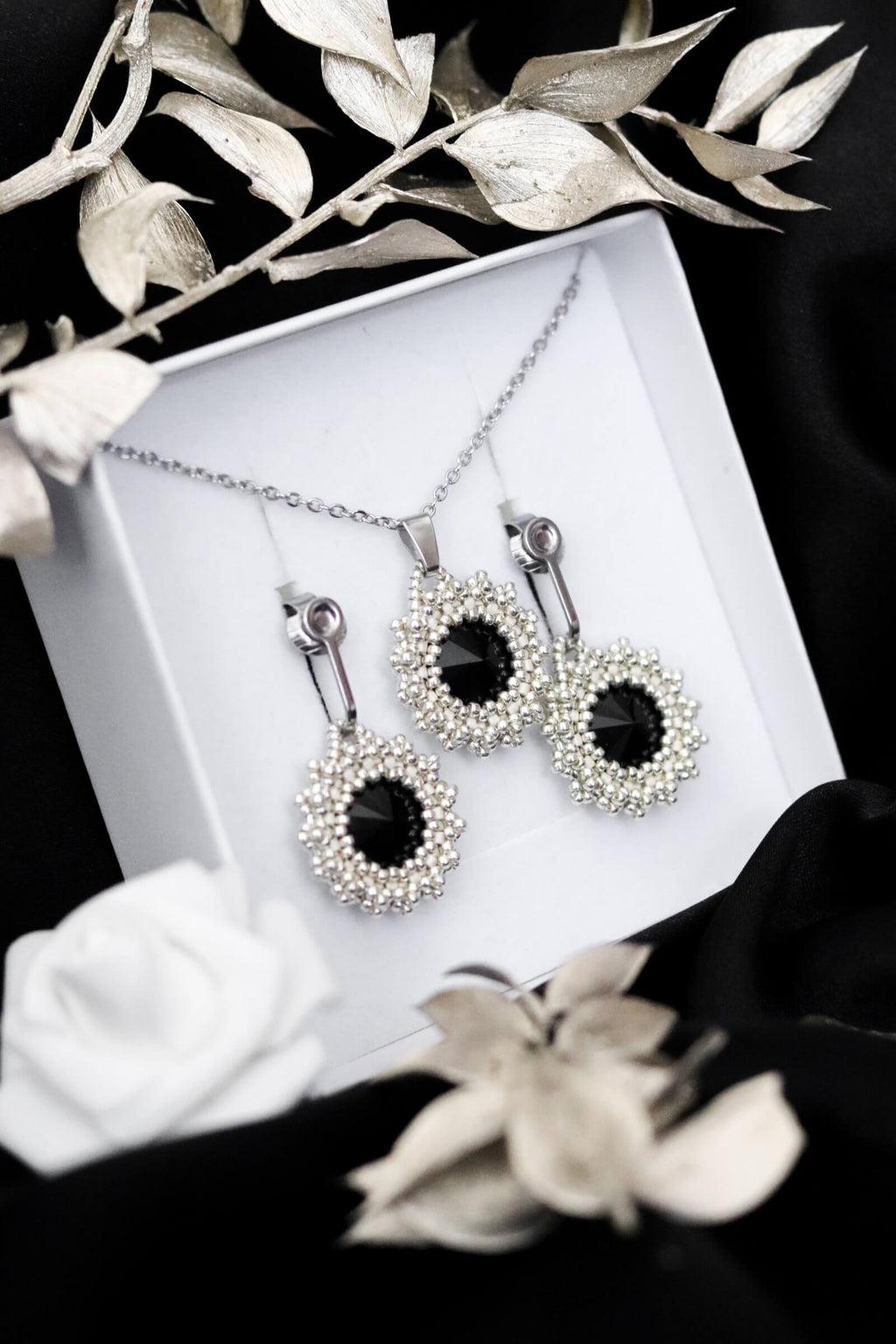 set šperkov čierny produktová fotografia